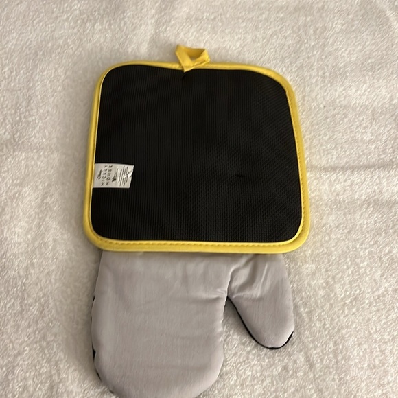 Disney hot pad and glove - Picture 3 of 3